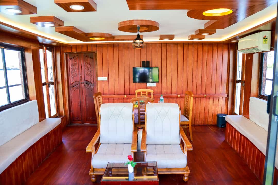 Houseboat Image
