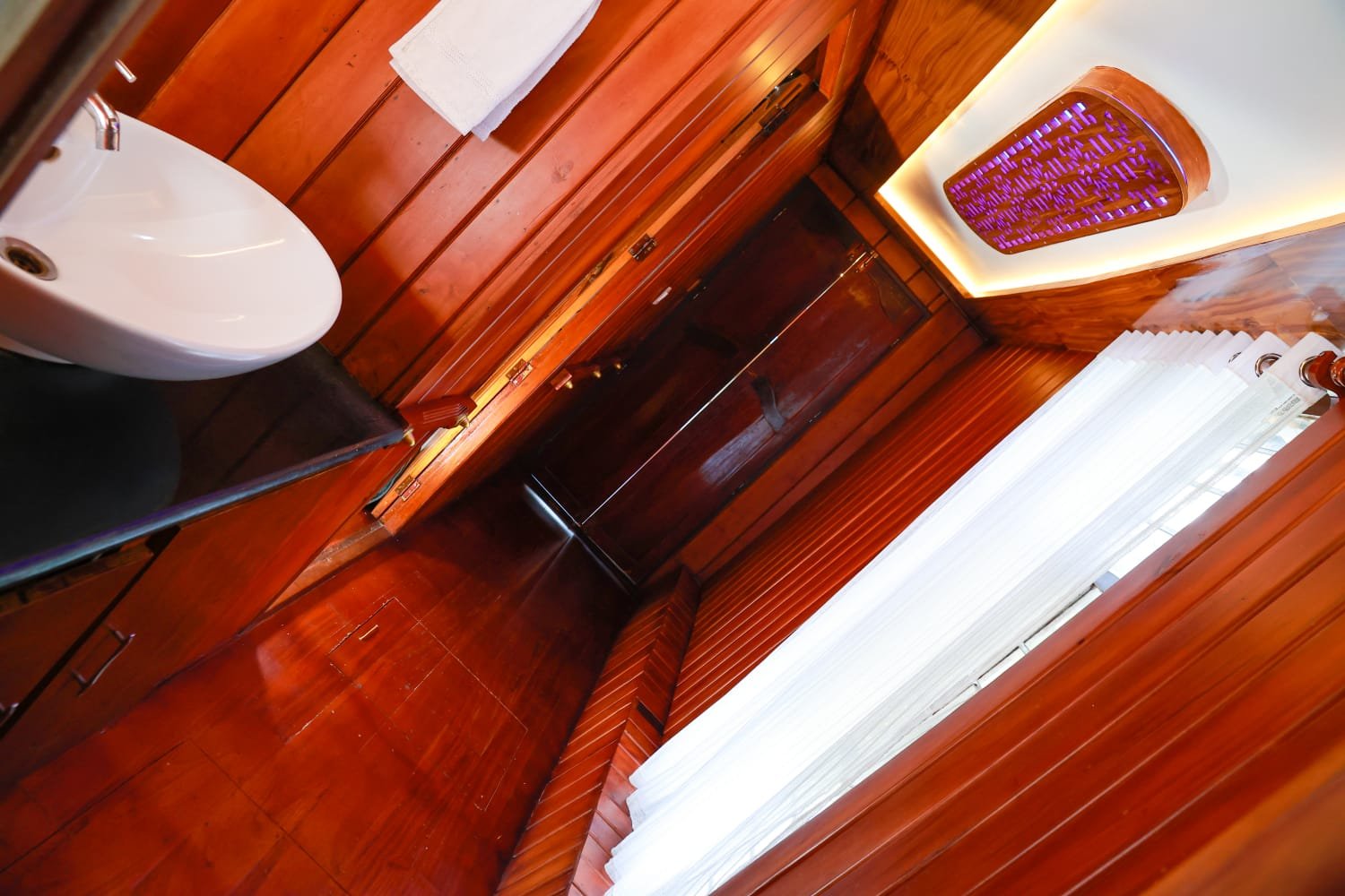 Houseboat Image