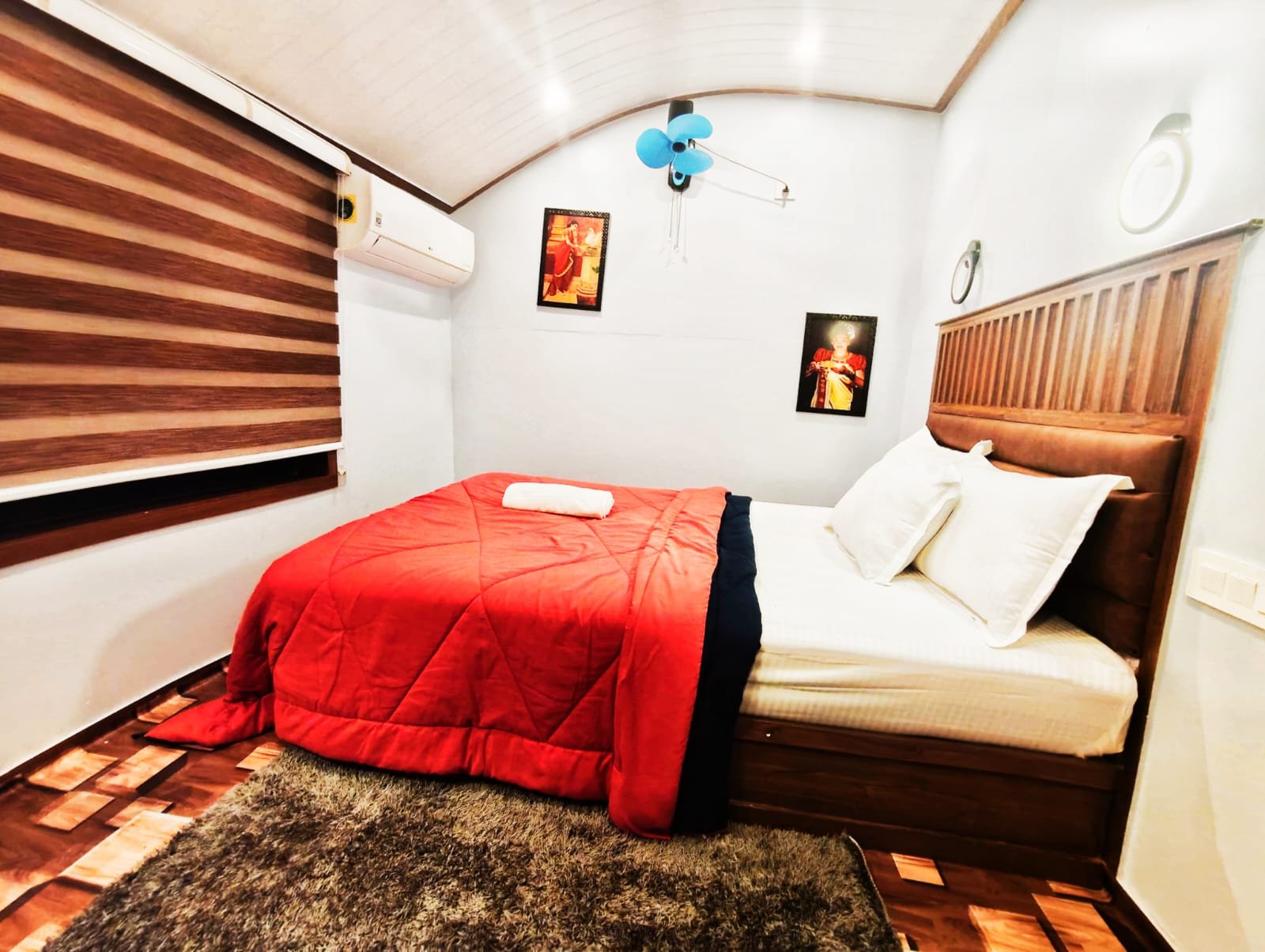 Houseboat Image